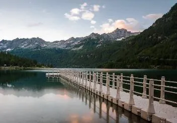 Baranda periférica con tubo PVC en un lago de montaña