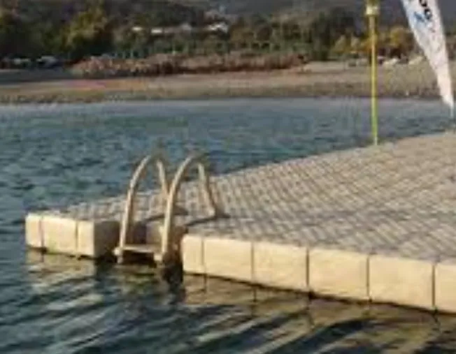 Escalera en un muelle flotante