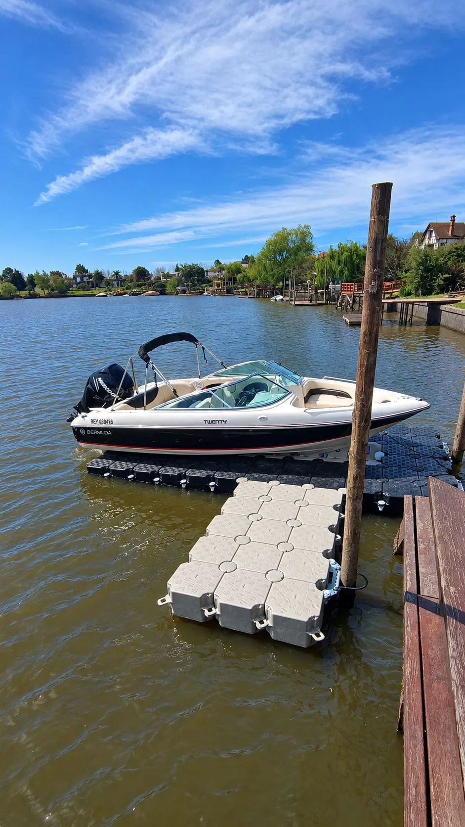 Lancha sobre JetSlide junto a un muelle de madera