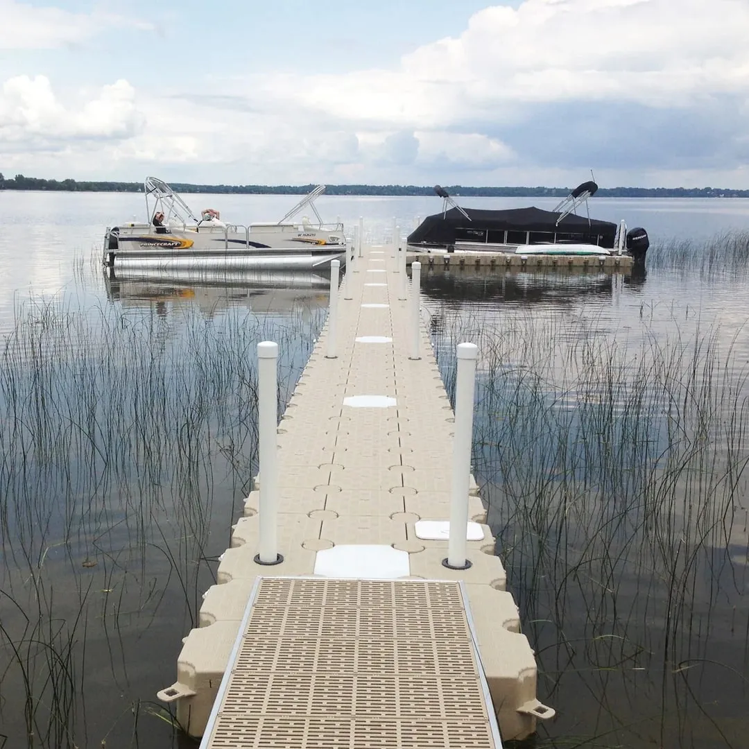 Muelle sostenido con postes