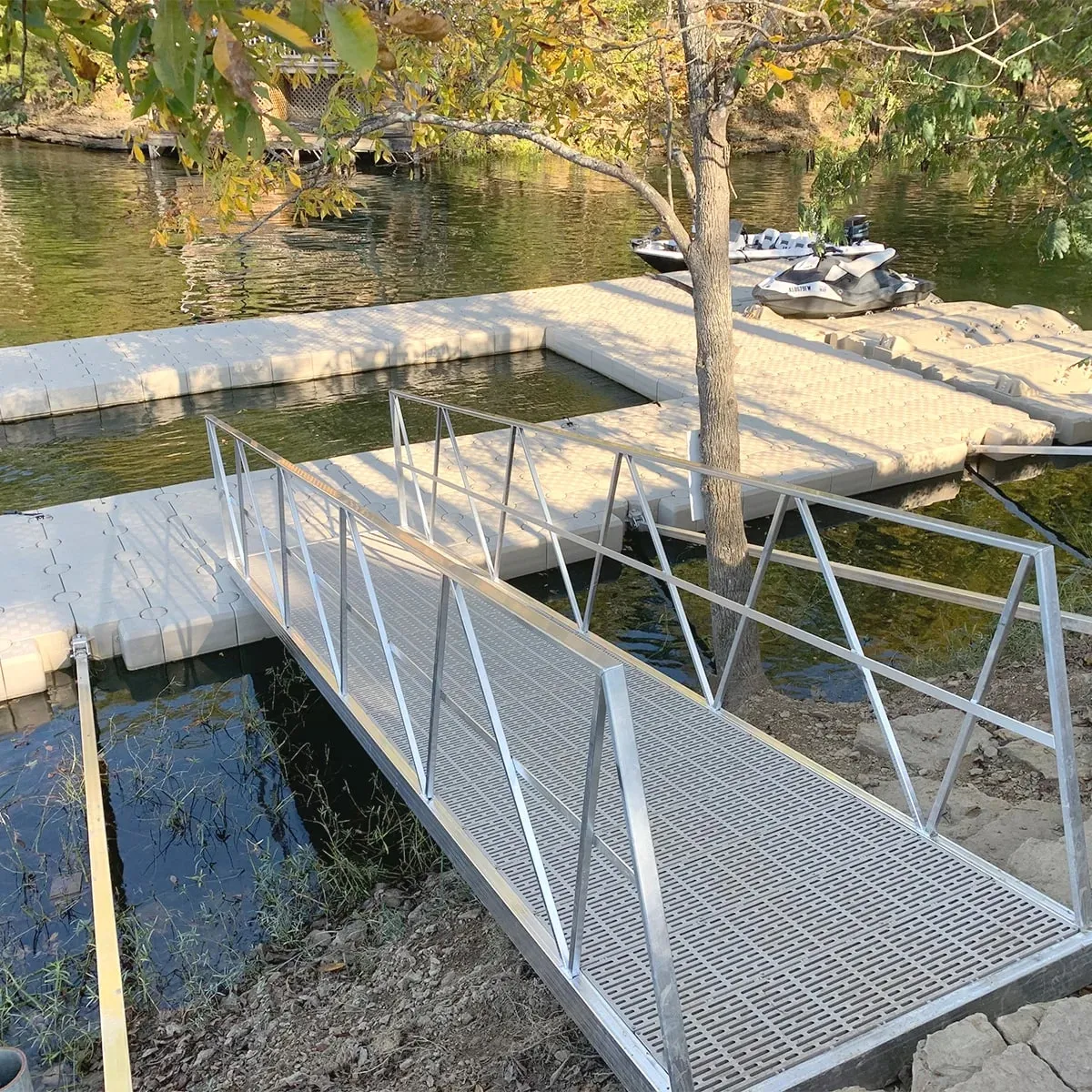 Pasarela de aluminio hacia un muelle Candock