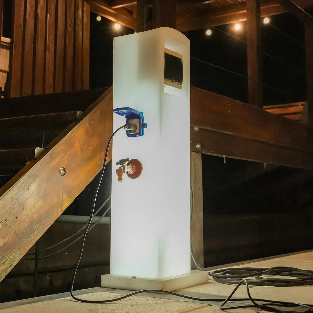 Torre de suministro conectada en un muelle