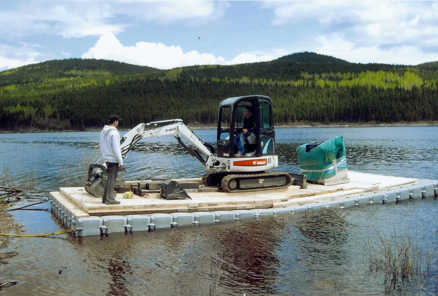 Excavadora sobre una plataforma flotante