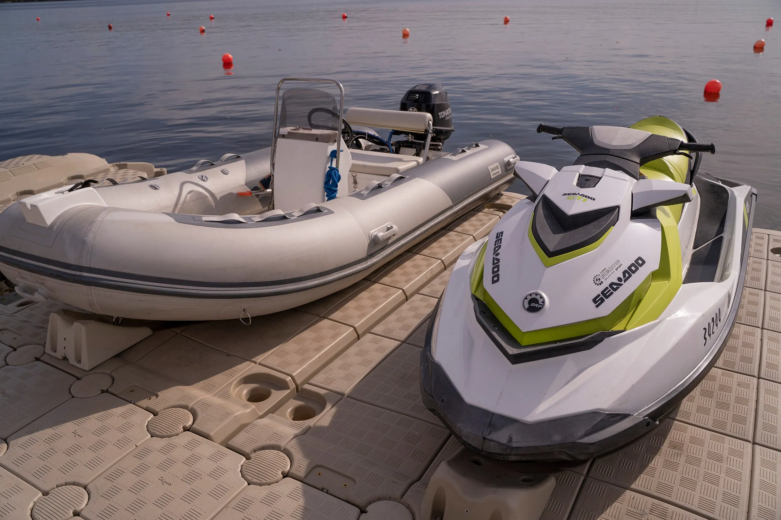 JetRoll unido a un muelle Candock, con un semirrígido al lado
