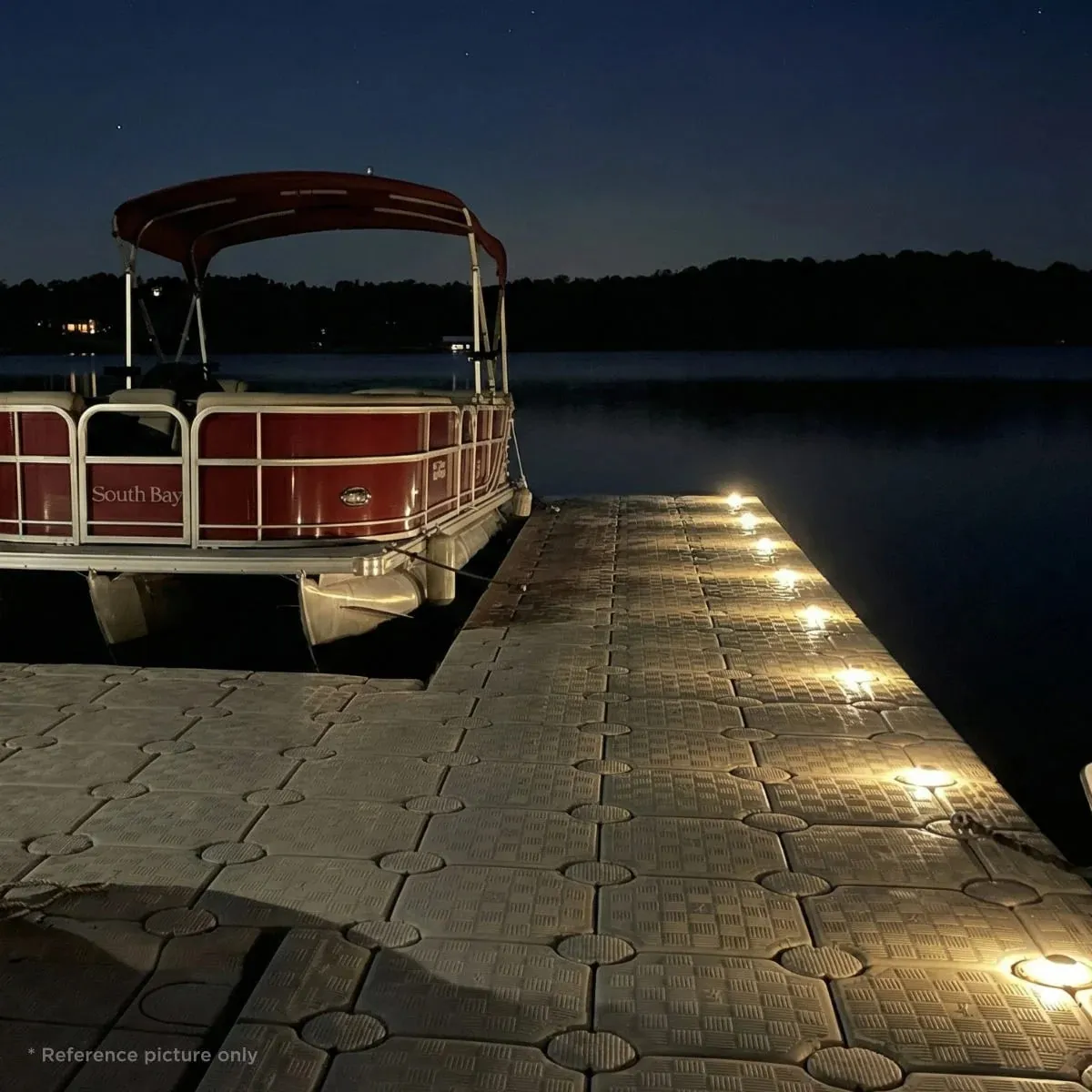 Muelle iluminado de noche con luces LED solares