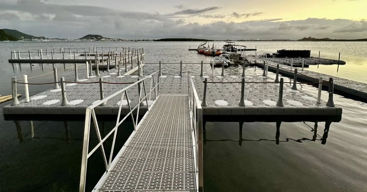 Pasarela de aluminio en una marina