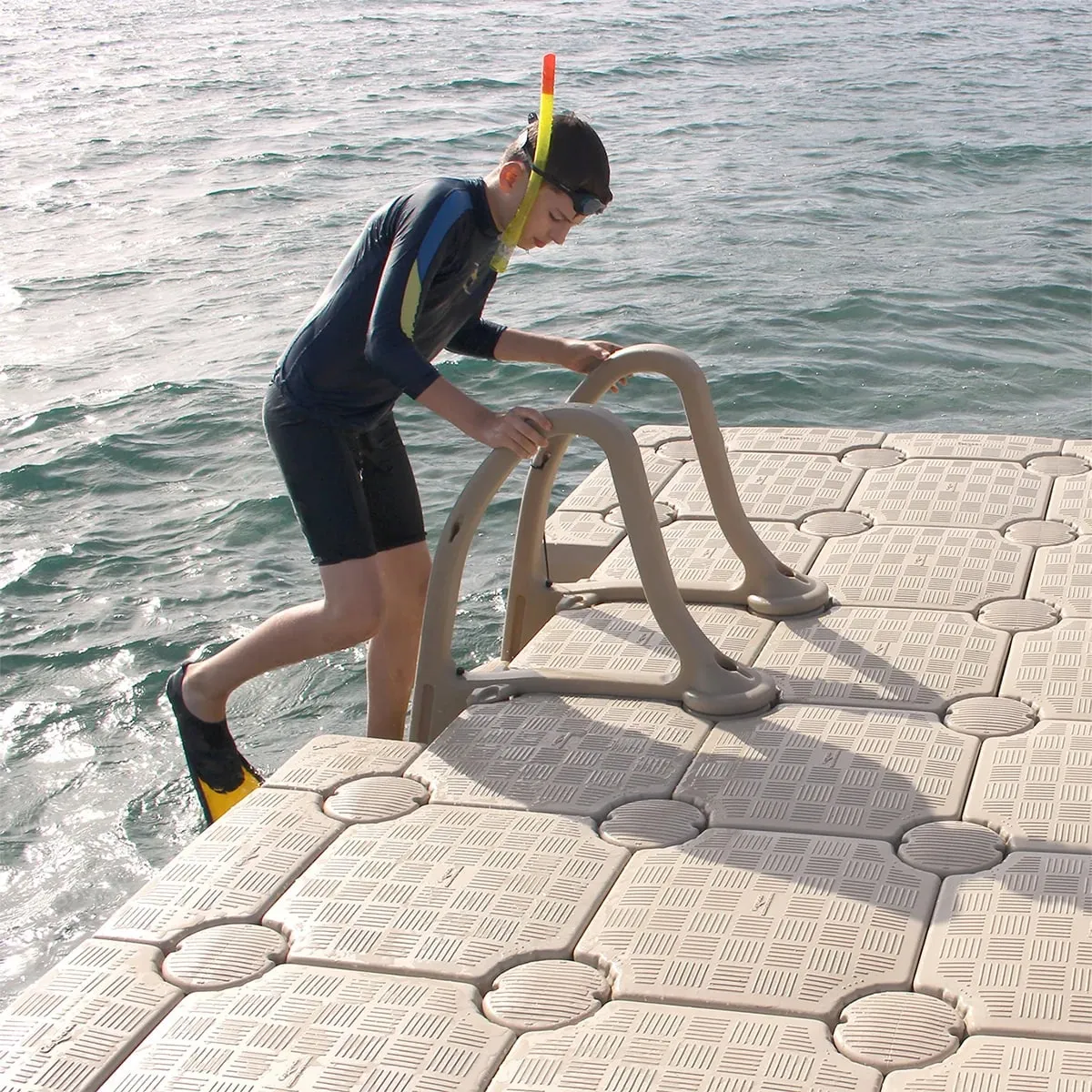 Nadador subiendo al muelle por la escalera