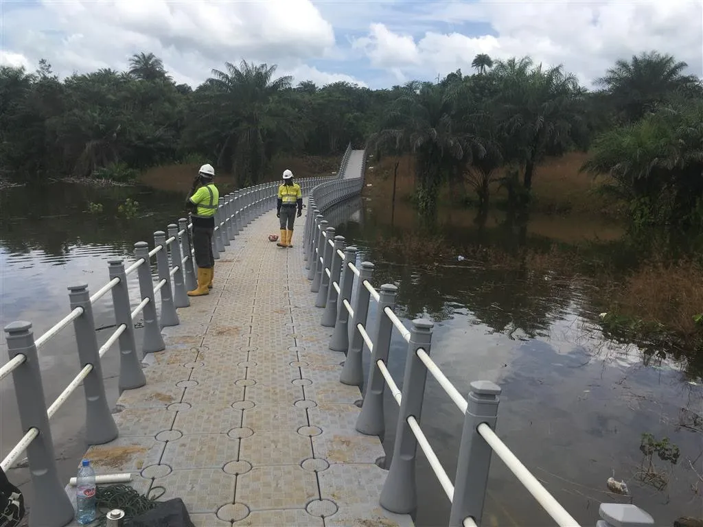 Pasarela flotante con barandas en una obra
