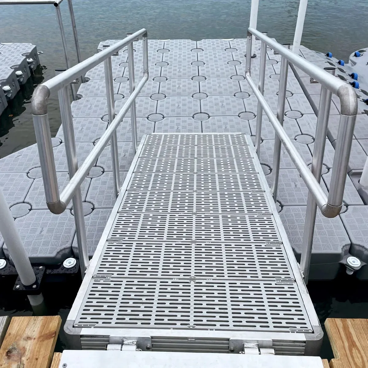 Pasarela modular con barandas