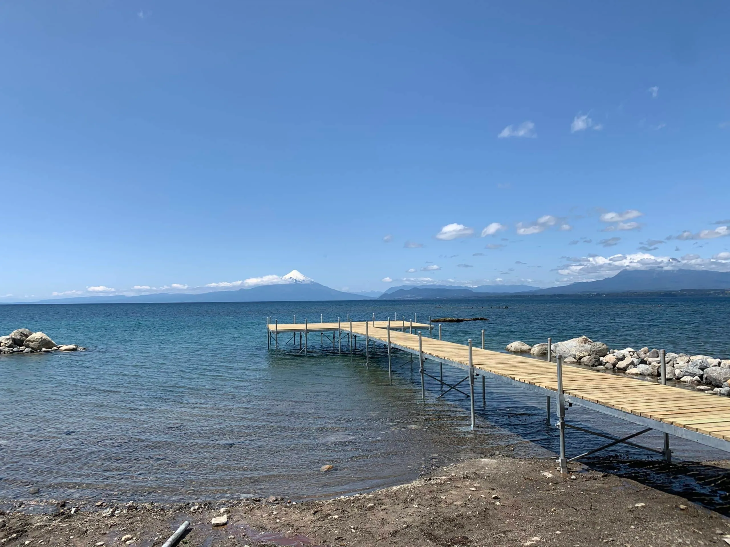 Muelle 7M en lago de montaña