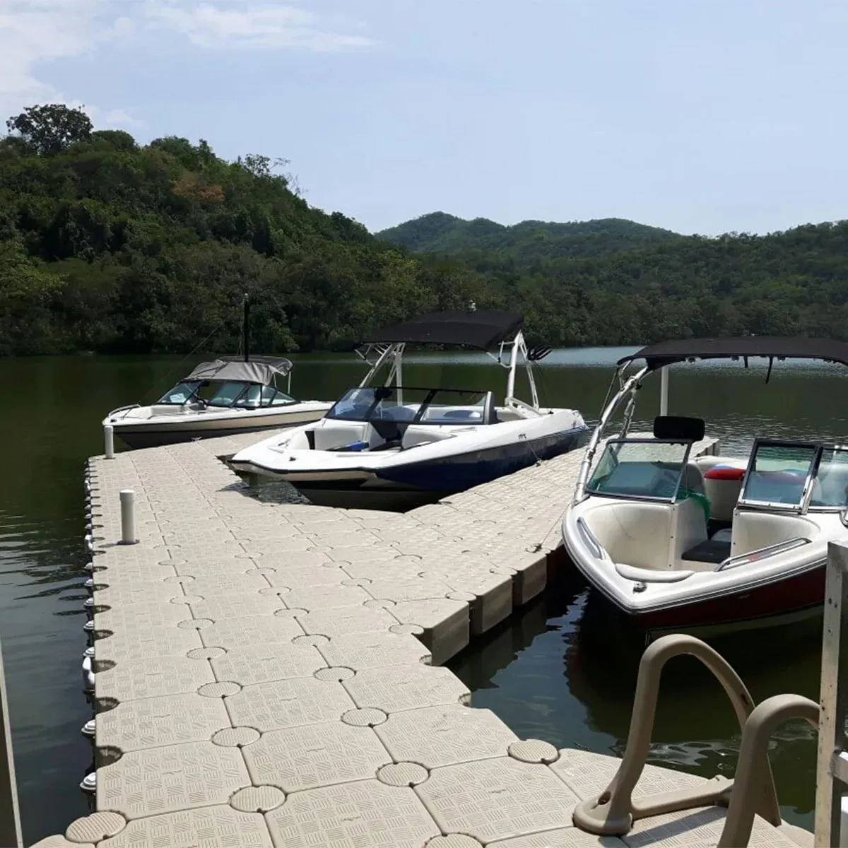 Muelle con cubos esquineros y lanchas