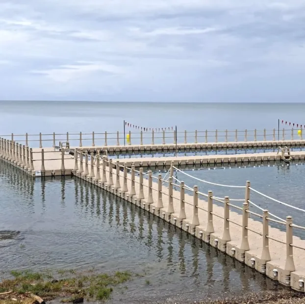Muelle largo con baranda periférica