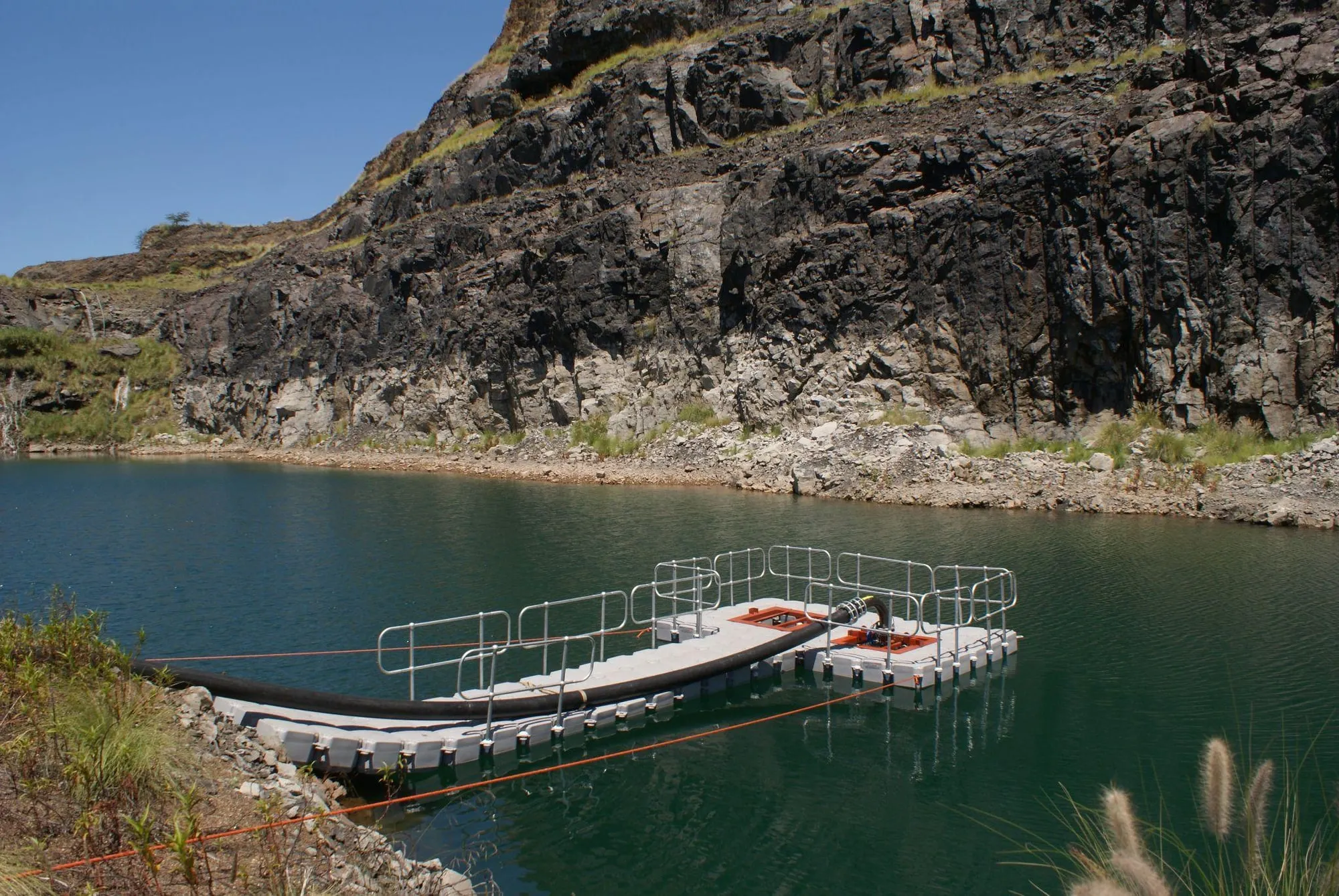 Plataforma de bombeo en un lago de montaña