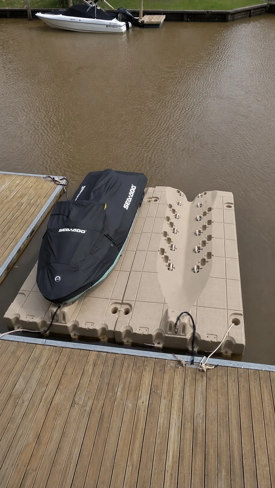 Moto de agua con funda sobre JetRoll junto a un muelle de madera