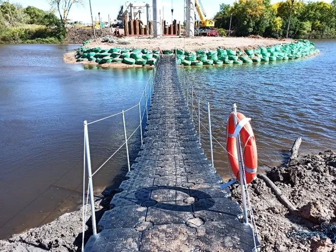 Pasarela con postes baranda de acero y salvavidas