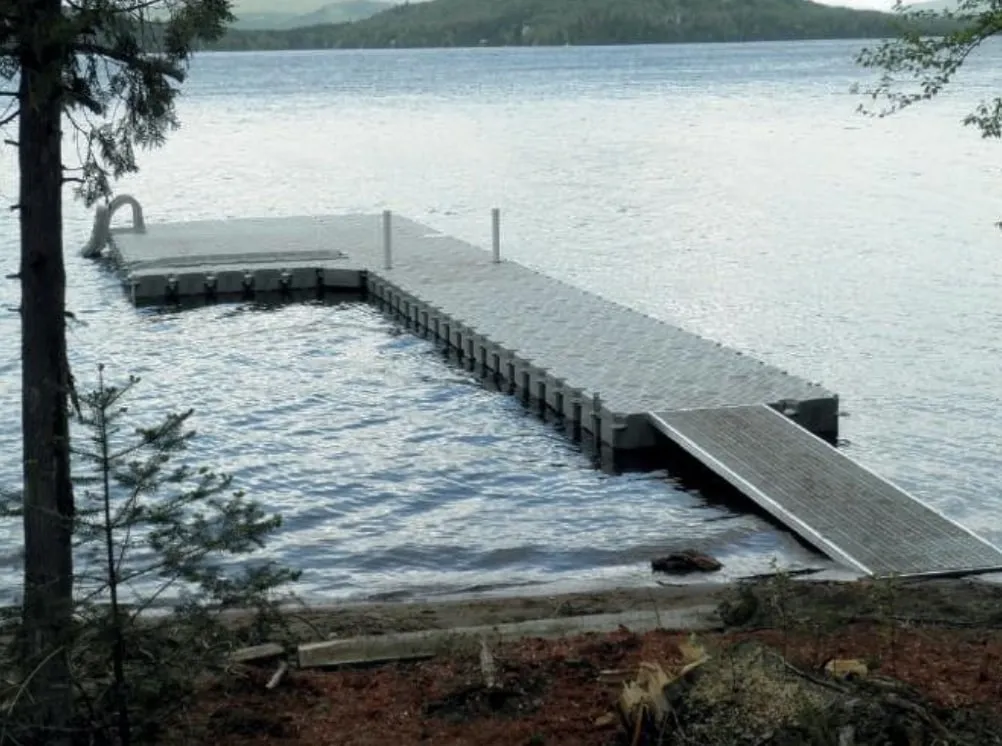 Pasarela hacia un muelle en un lago