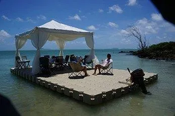 Plataforma con gazebo sobre el agua