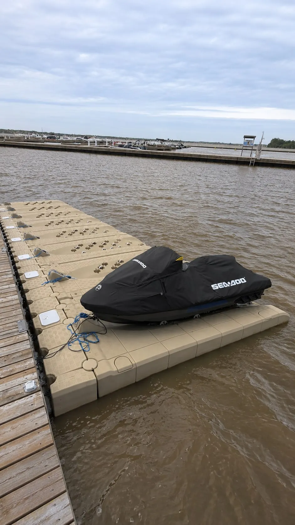 JetRoll al lado de un muelle de madera