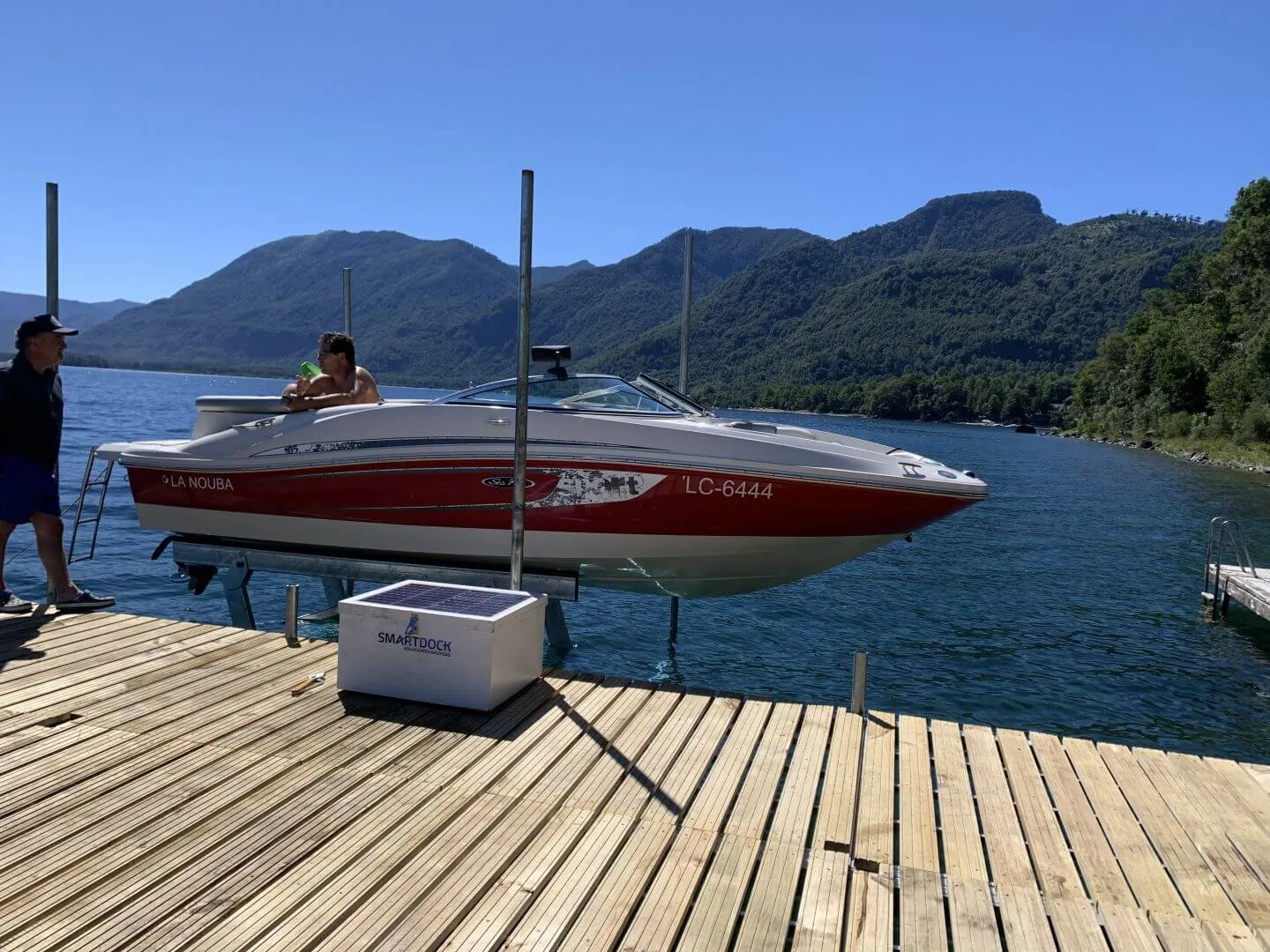 Muelle modular y levante de lancha, lago Colico