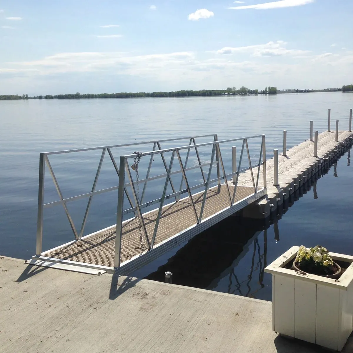 Pasarela de aluminio desde un muelle de hormigón