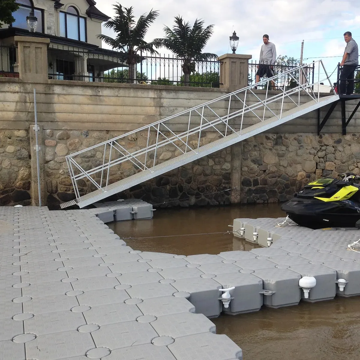 Pasarela desde un murallón hasta el muelle