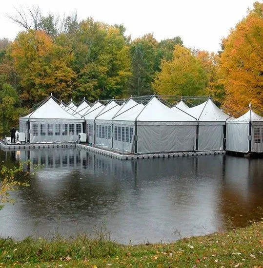 Carpas sobre una plataforma flotante