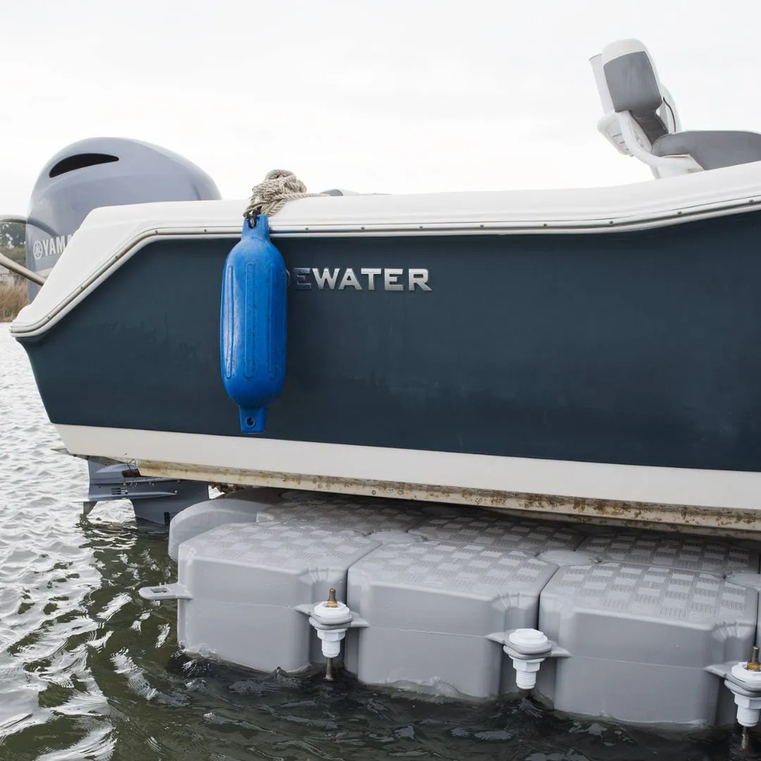 Lancha totalmente fuera del agua sobre el JetSlide