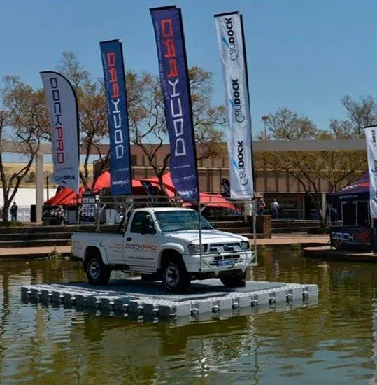 Camioneta exhibida sobre una plataforma flotante