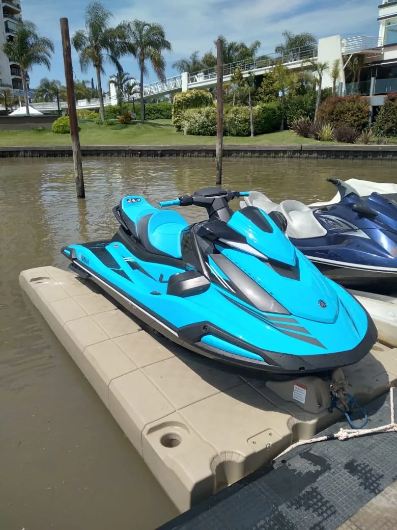 Moto de agua celeste sobre JetRoll