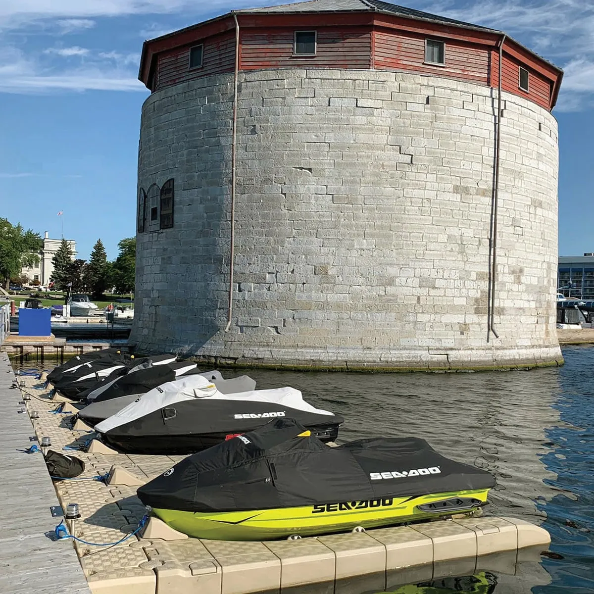 Varios JetRoll en una marina