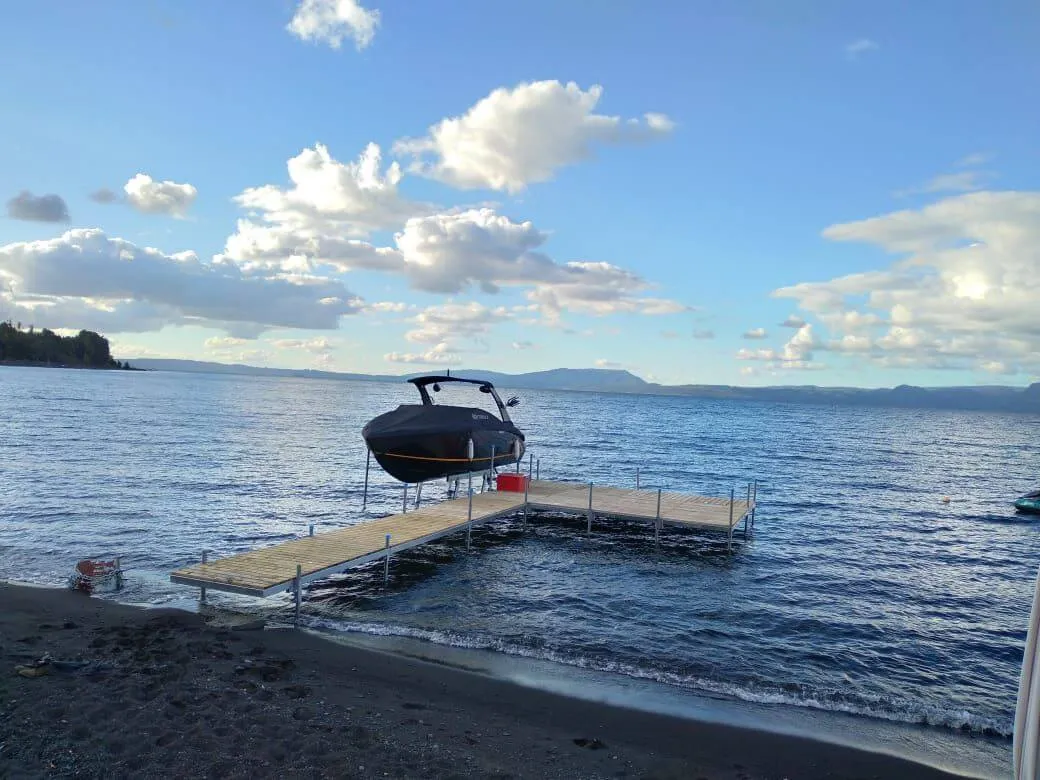 Muelle y levante de lancha, lago Villarrica