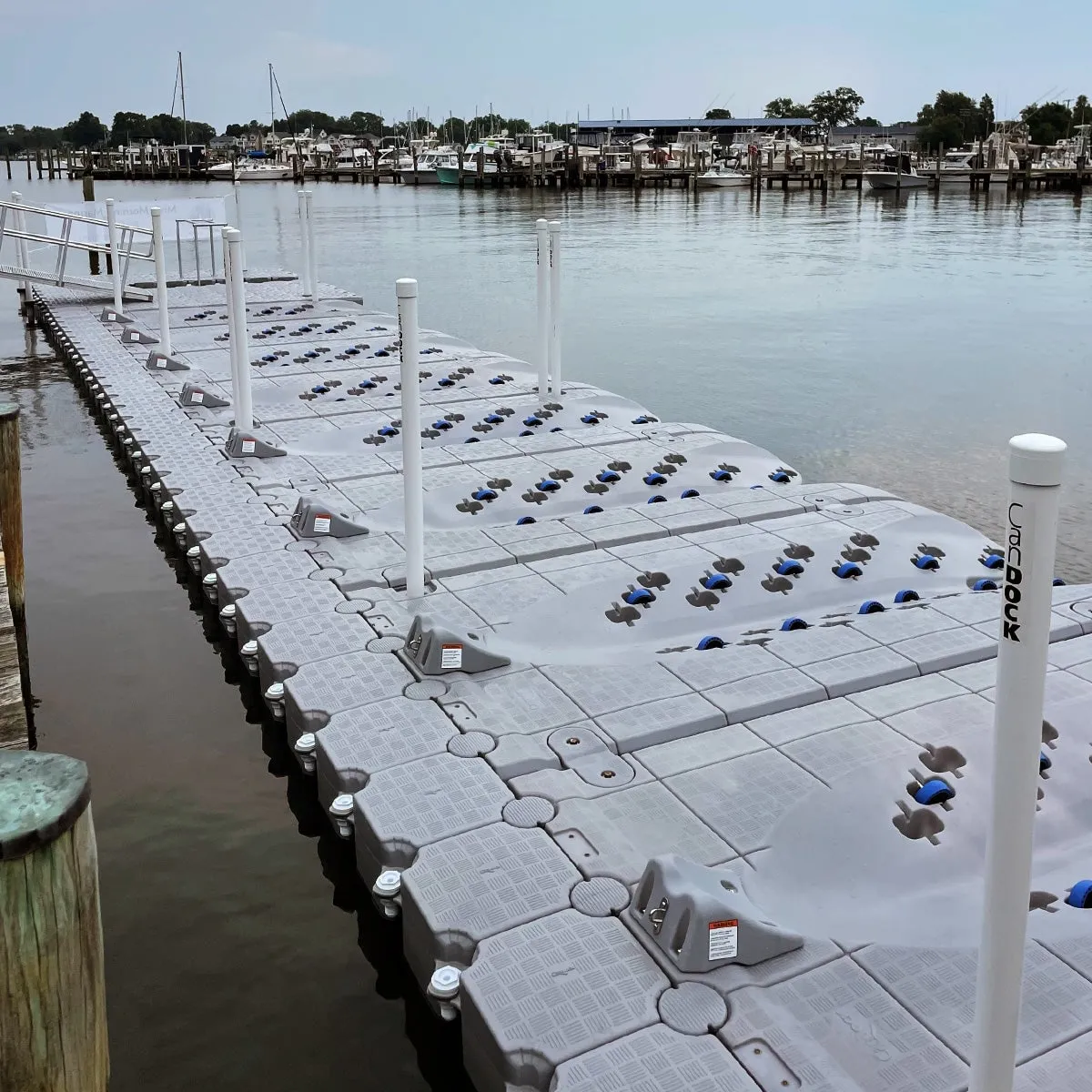 Marina con JetRoll y muelle Candock