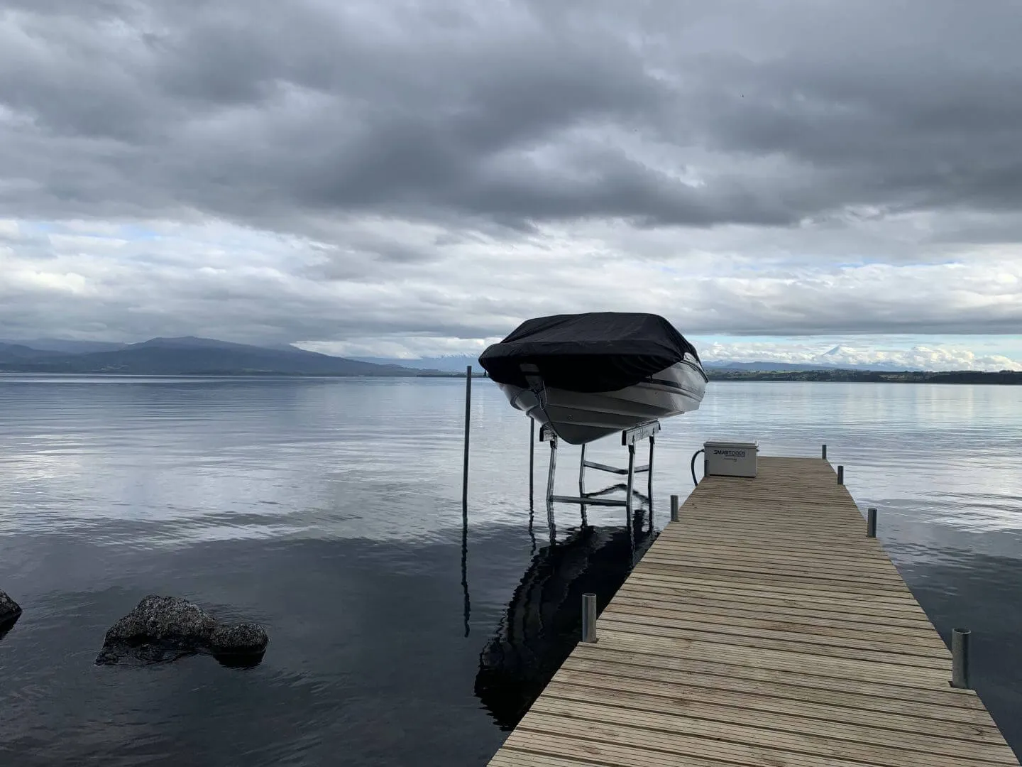 Muelle y levante de lancha, lago Puyehue