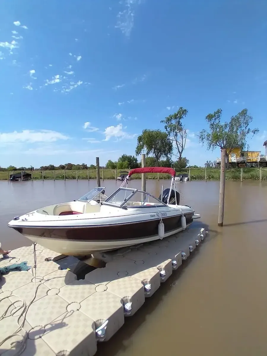 Lancha sobre JetSlide en un canal