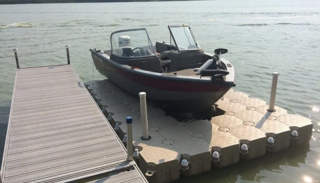 Lancha sobre JetSlide al costado de un muelle fijo