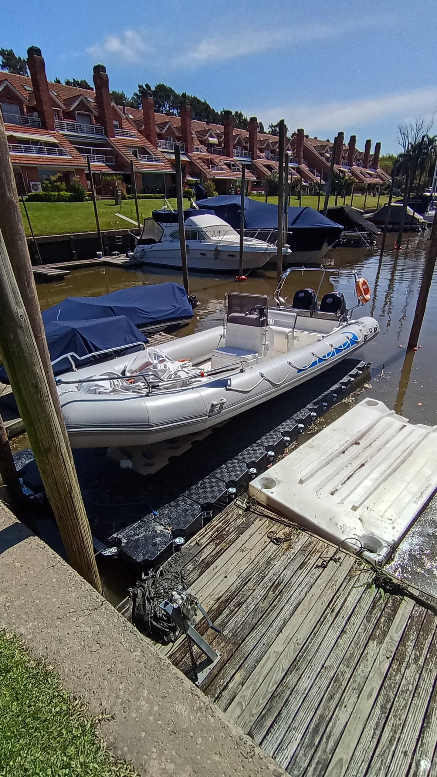 JetSlide junto a un muelle de madera