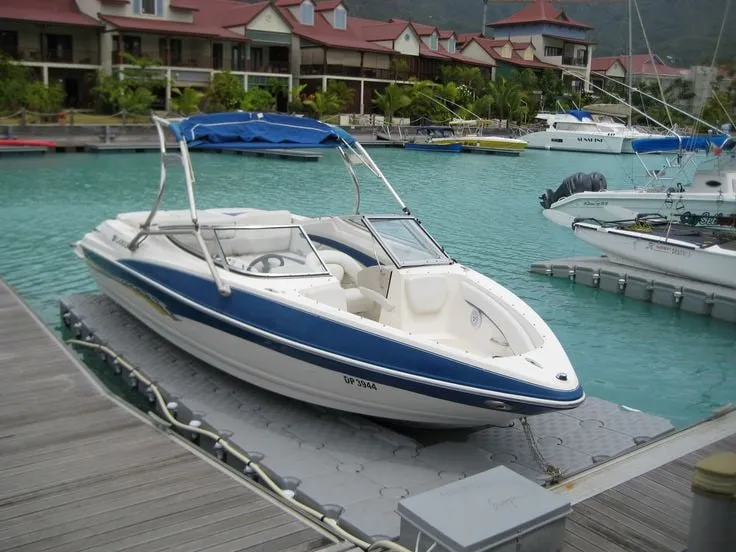 Lancha sobre JetSlide en una marina