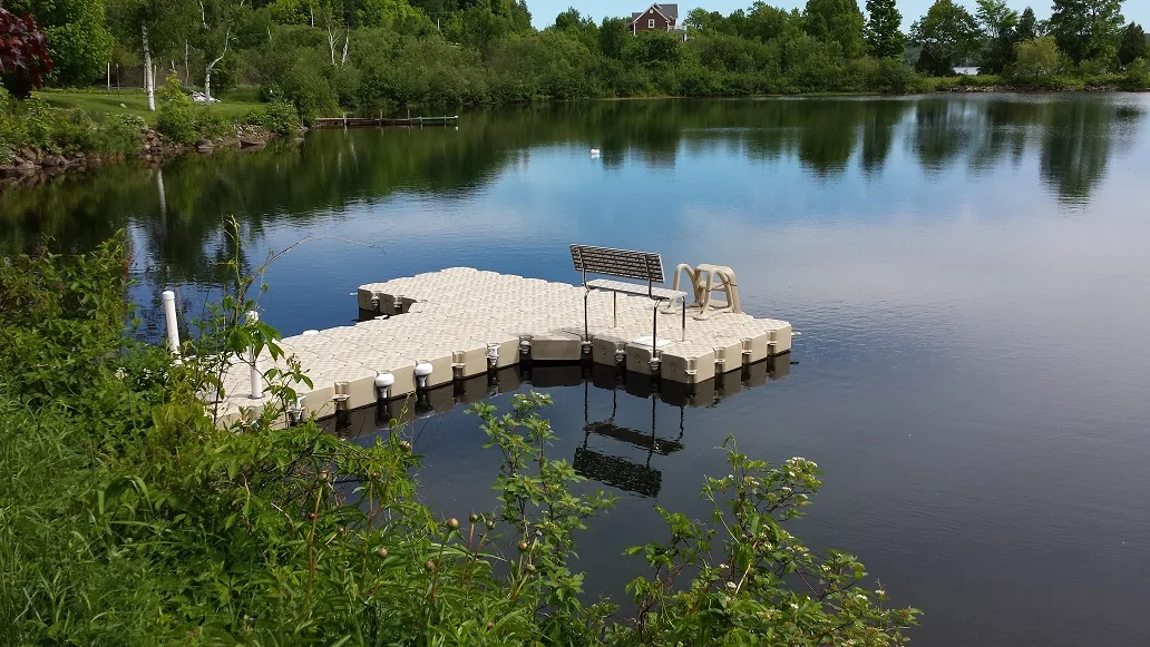 Muelle flotante Candock en L con un banco, en un lago