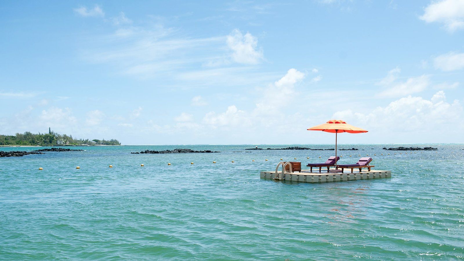 Muelle flotante modular Candock sobre el agua