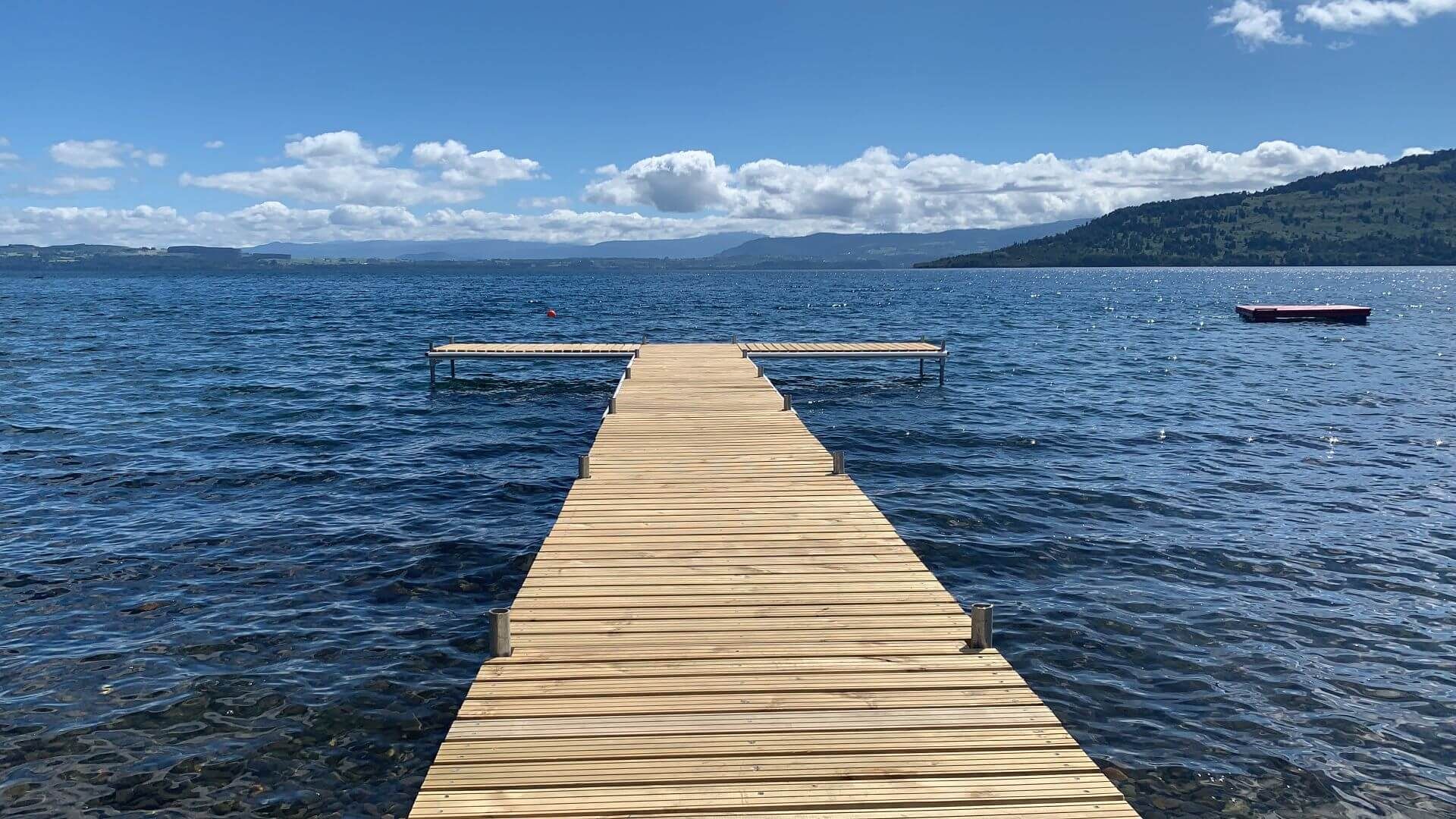 Muelle de madera 7M sobre un lago azul de montaña