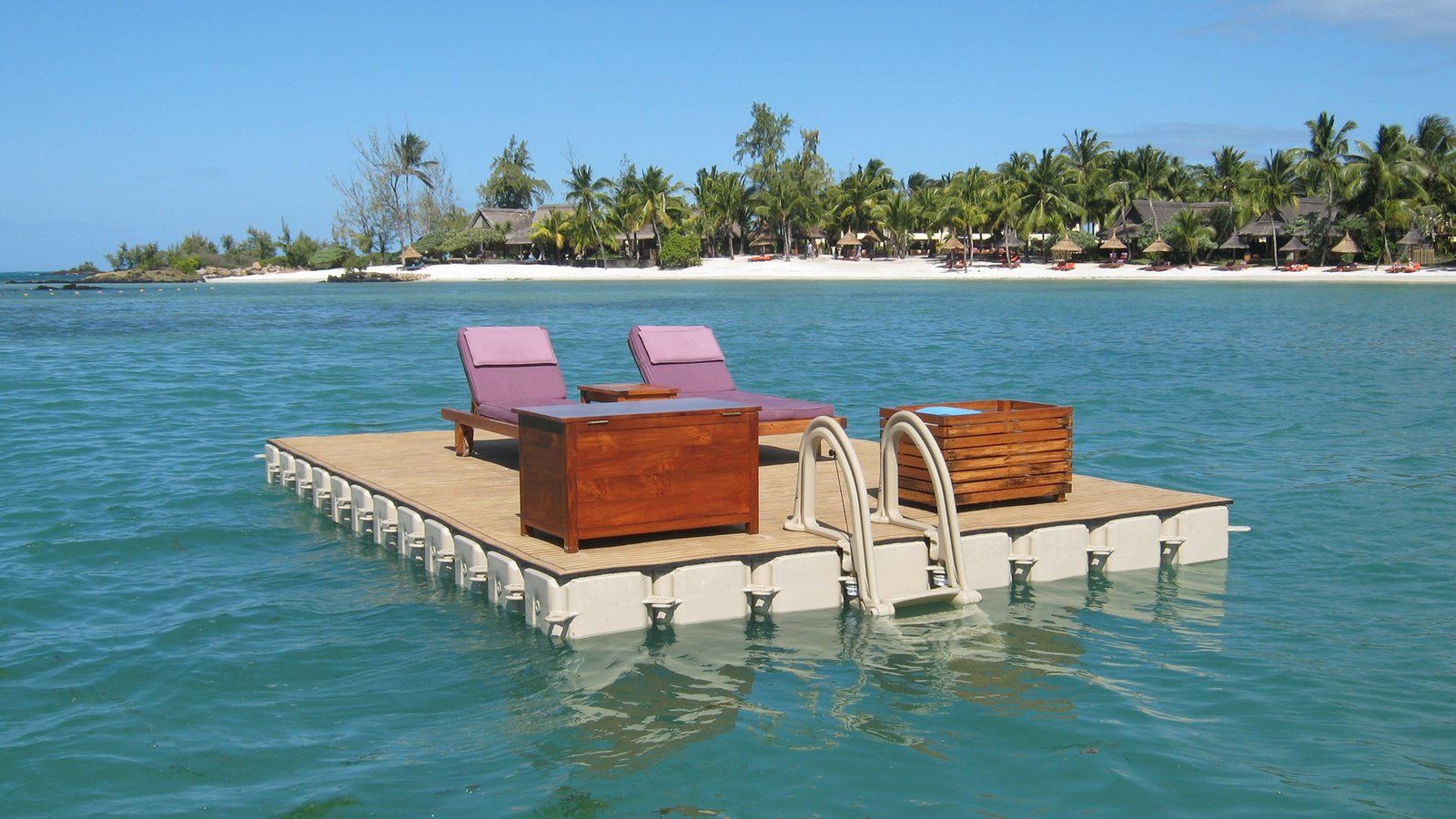 Plataforma flotante de descanso con reposeras