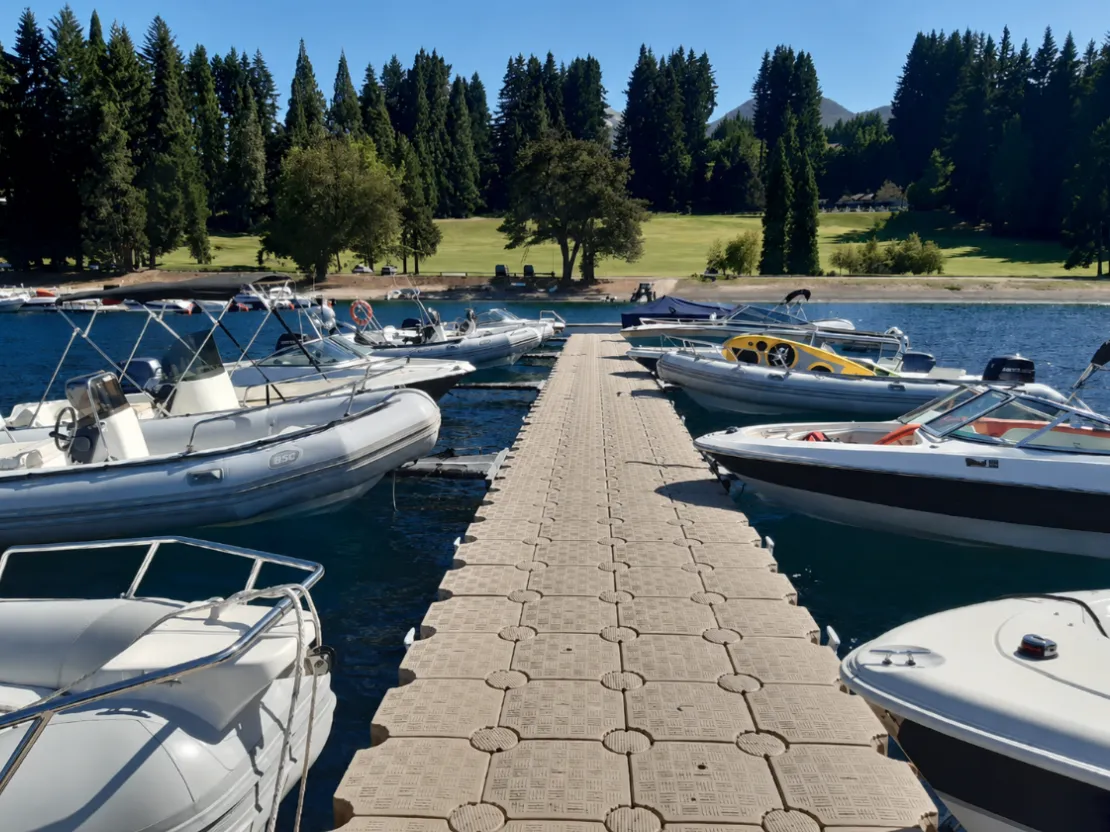 Marina flotante Candock con lanchas y semirrígidos amarrados