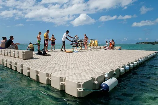 Gran plataforma flotante Candock con gente en el mar