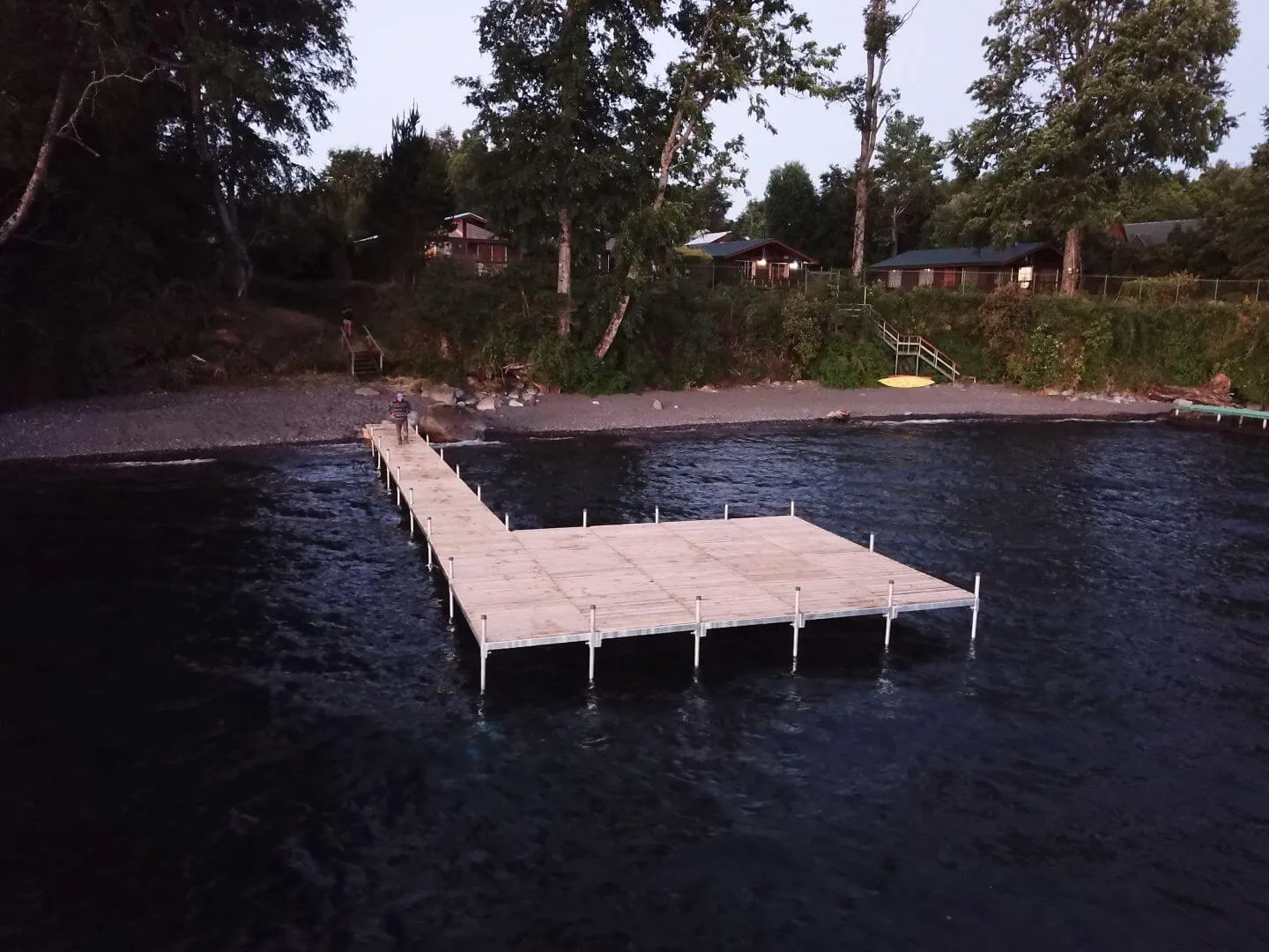 Muelle 7M con sistema de levante de lancha en el lago Calafquén