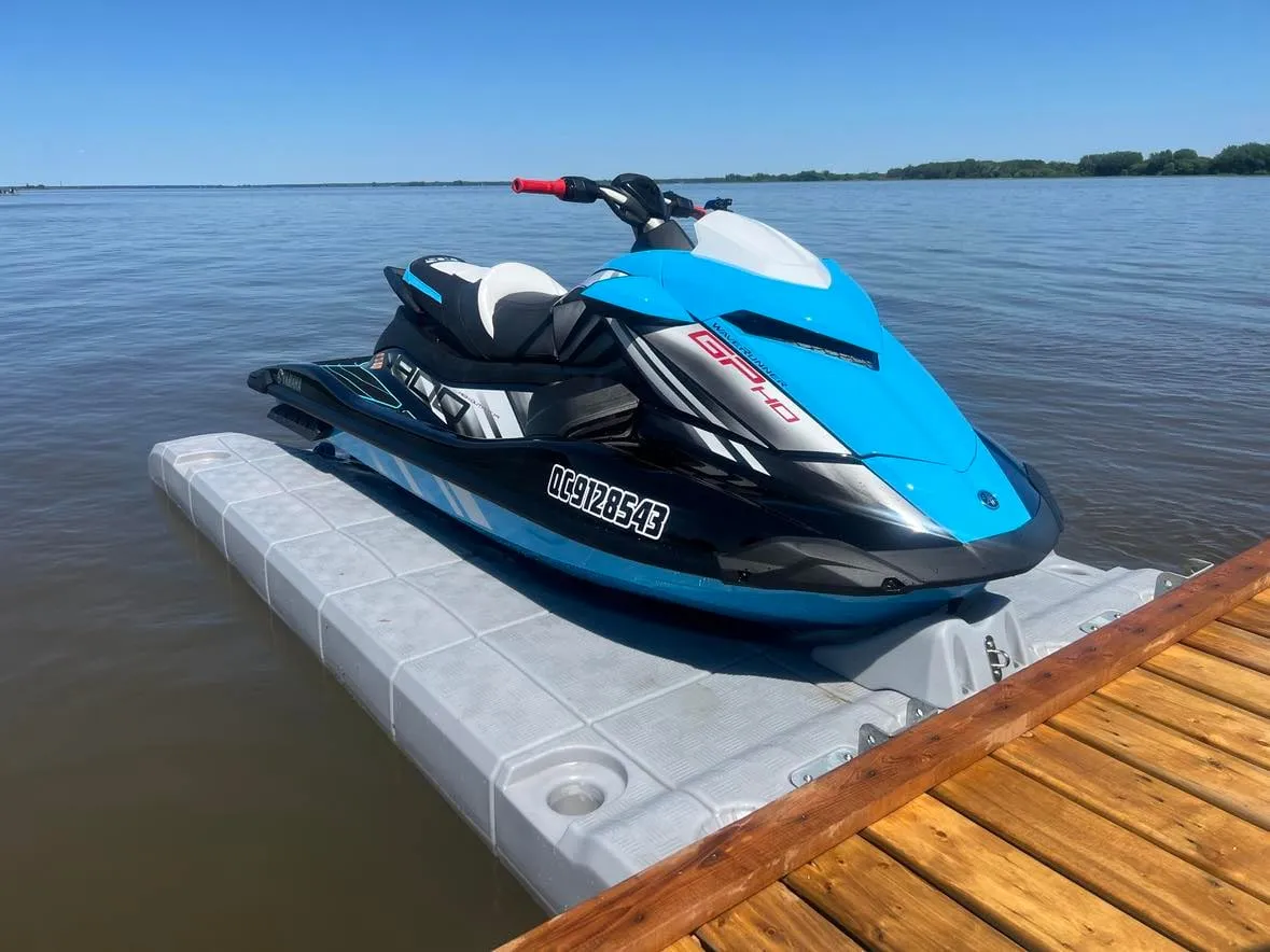 Moto de agua azul sobre un JetRoll junto a un muelle de madera