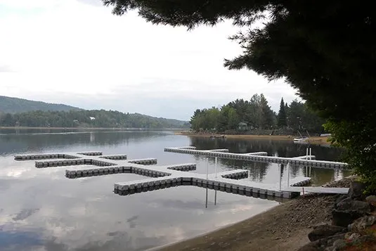 Marina flotante Candock con amarras para embarcaciones en un lago