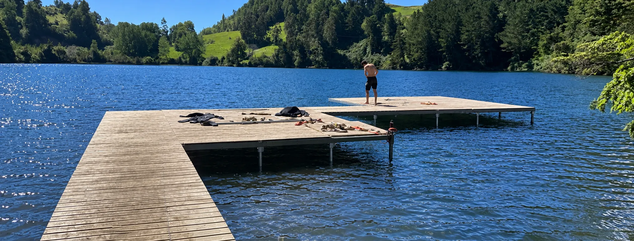 Muelle de Madera 7M en forma de T sobre lago de montaña