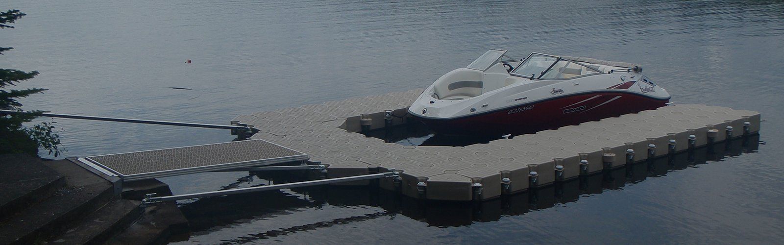 Lancha sobre una cama flotante Candock con pasarela a la costa