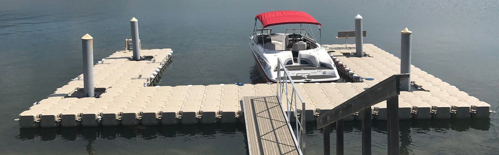 Muelle flotante Candock en U con una lancha amarrada y pasarela