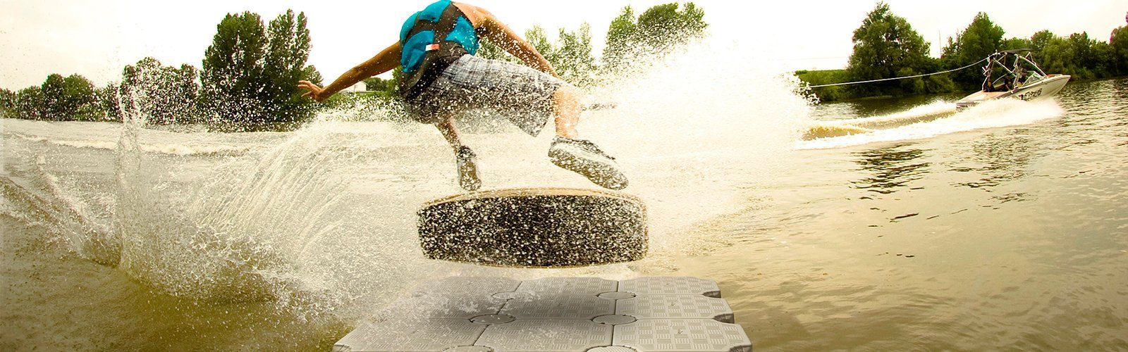 Wakeboarder saltando sobre un muelle flotante Candock
